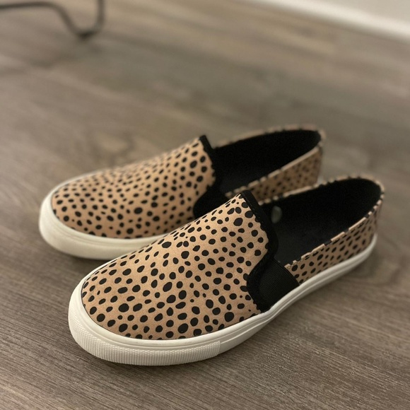 Universal Threads - Picture 2 of 2